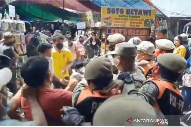 Kericuhan terjadi antara pedagang kaki lima (PKL) dan sejumlah petugas Satuan Polisi Pamong Praja (Satpol PP), tepatnya di bawah jembatan penyeberangan multiguna Tanah Abang, Minggu (2/5/2021) siang. 