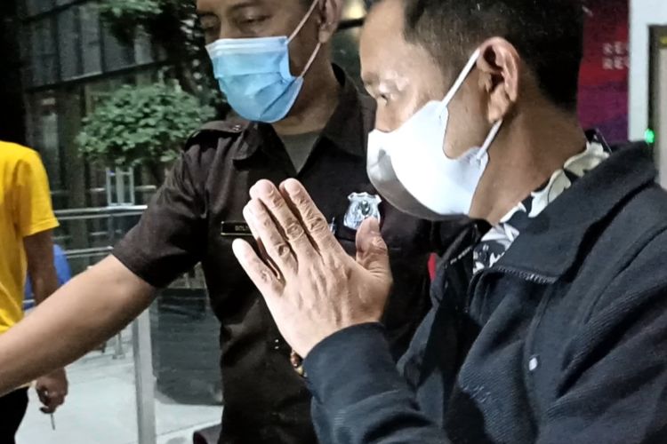 Paman mantan Bupati Tanah Bumbu, Kalimantan Selatan Mardani H Maming,  Muhammad Bahruddin diperiksa KPK terkait kasus dugaan suap izin tambang, Selasa (19/7/2022).
