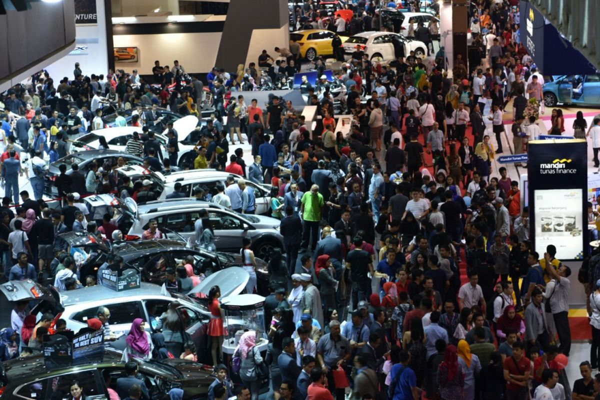 Suasana pengunjung Indonesia International Motor Show (IIMS) 2018.