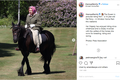 Foto Langka Ratu Elizabeth II Berkuda di Tengah Masa 