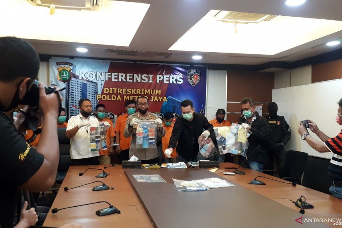 Kabid Humas Polda Metro Jaya, Komisaris Besar Polisi Yusri Yunus (tengah) saat jumpa pers penangkapan delapan anggota komplotan pencuri bermodus ganjal ATM di Mako Polda Metro Jaya, Selasa (28/4/2020). 