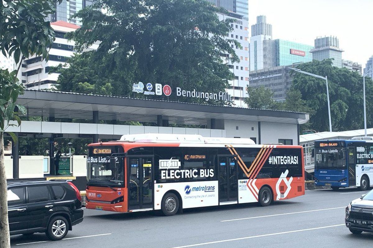 Halte bendungan hilir atau halte transjakarta bendungan hilir.