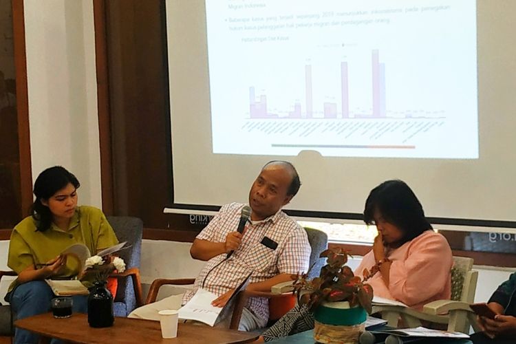 Direktur Eksekutif Migrant Care Wahyu Susilo dalam diskusi di Cikini, Jakarta Pusat, Senin (27/1/2020). 