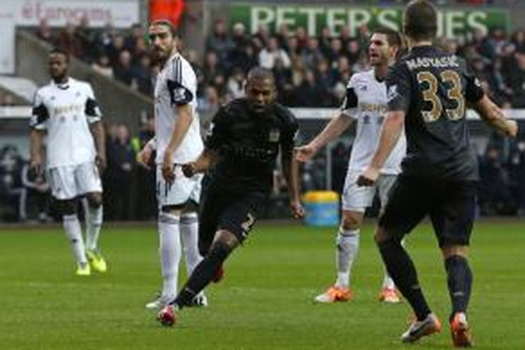 Gelandang Manchester City, Fernandinho, merayakan golnya ke gawang Swansea City,  pada laga lanjutan Premier League, di Stadion Liberty, Swansea, Rabu (1/1/2014).