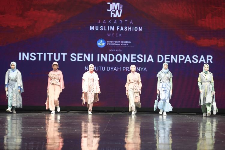 Karya fesyen muslim pada acara Jakarta Muslim Fashion Week (JMFW) 2023