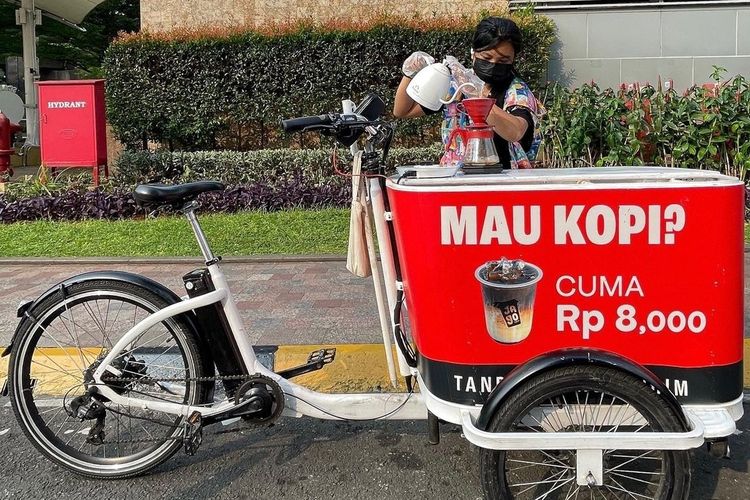 Awal berdiri sejak 2020, Jago Coffee hadir di saat masa pandemi dengan membawa konsep baru penjaja minuman keliling atau mobile dengan produk utama kopi.