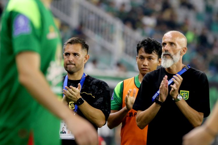 Pelatih Persebaya Surabaya asal Spanyol, Eduardo Perez yang memimpin tim mengarungi Super League 2025-2026.