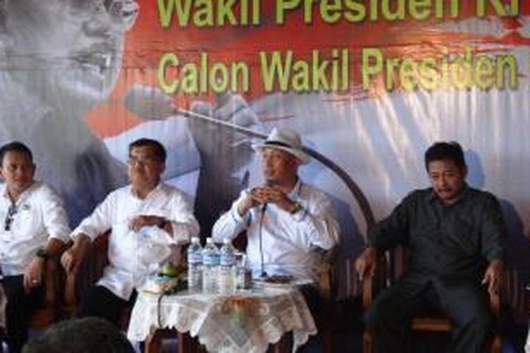 Calon wakil presiden Jusuf Kalla (JK) saat menggelar dialog dengan petani tebu di Kabupaten Jember, Jawa Timur, Selasa (17/6/2014)