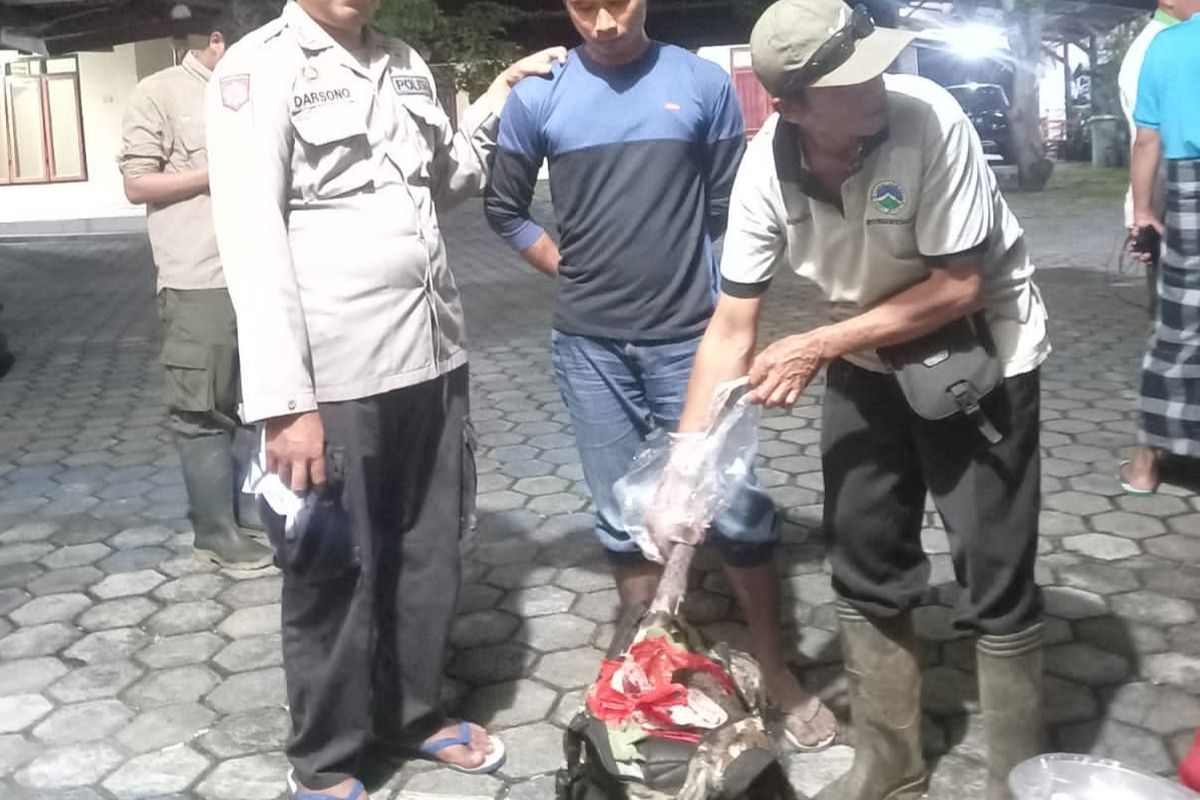 Polisi saat menangkap pelaku 