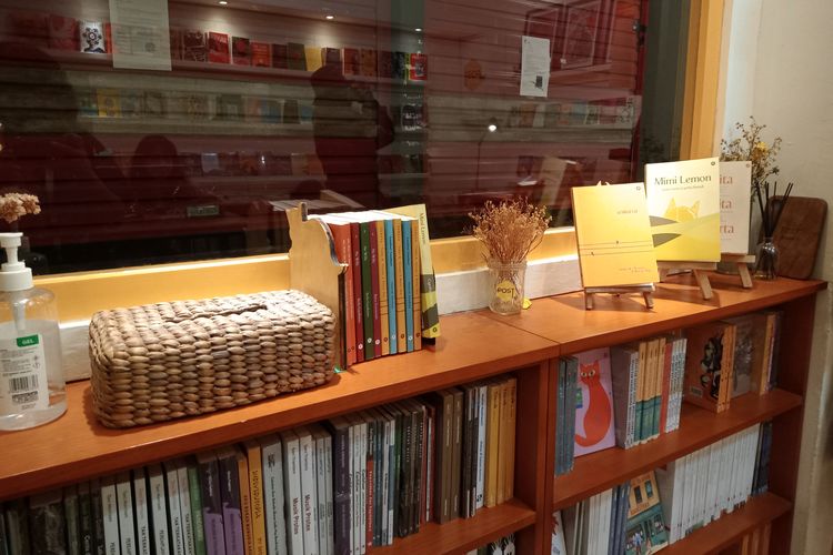 Koleksi buku-buku di Post Bookshop Pasar Santa yang berasal dari penerbit independen, Jumat (16/2/2024).