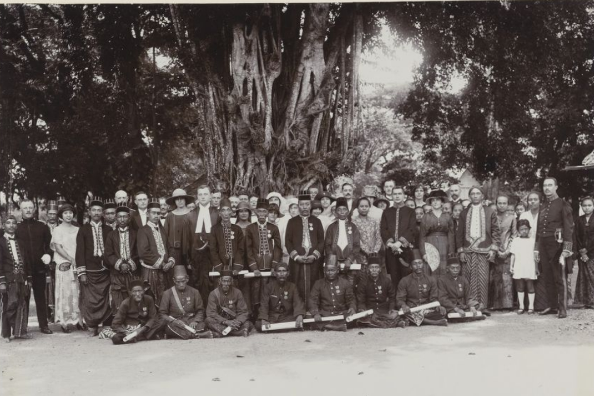 Foto pemberian penghargaan kepada Lurah di Bojonegoro  tahun 1924
