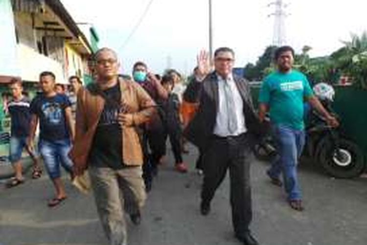 Pengacara warga Kalijodo, Razman Arif Nasution tiba di Kalijodo, Jakarta. Razman langsung menuju Kafe Intan milik Daeng Azis. Sabtu (20/2/2016)