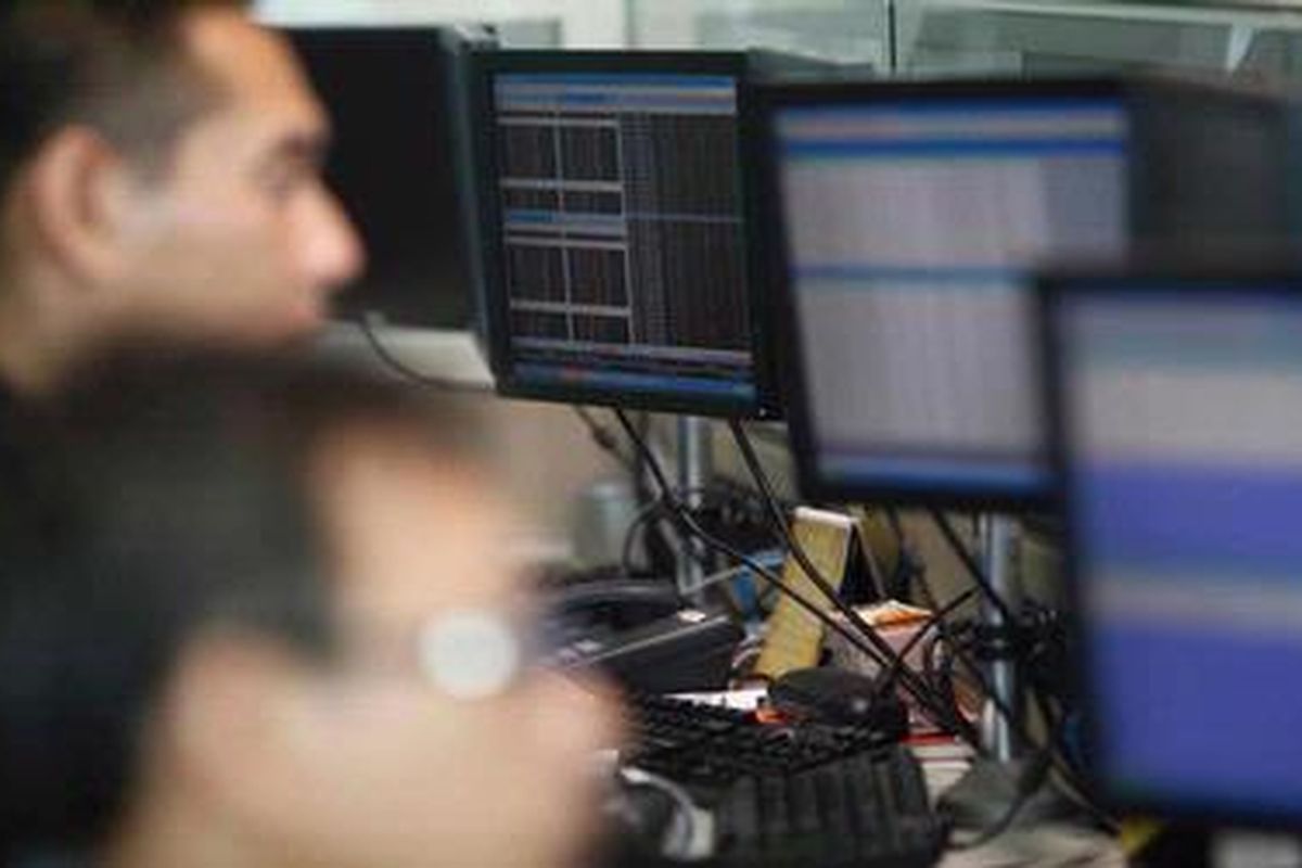 IHSG Anjlok di Akhir Pekan - Pialang saham memantau pergerakan perdagangan saham di PT. Profindo International Securities, Jakarta, Jumat (5/8). Sentimen negatif perekonomian Amerika Serikat dan krisis utang Eropa membuat Indeks Harga Saham Gabungan (IHSG) pada perdagangan akhir pekan ditutup anjlok 4,86% ke level 3.921,643. Kompas/Priyombodo (PRI) 05-08-2011   