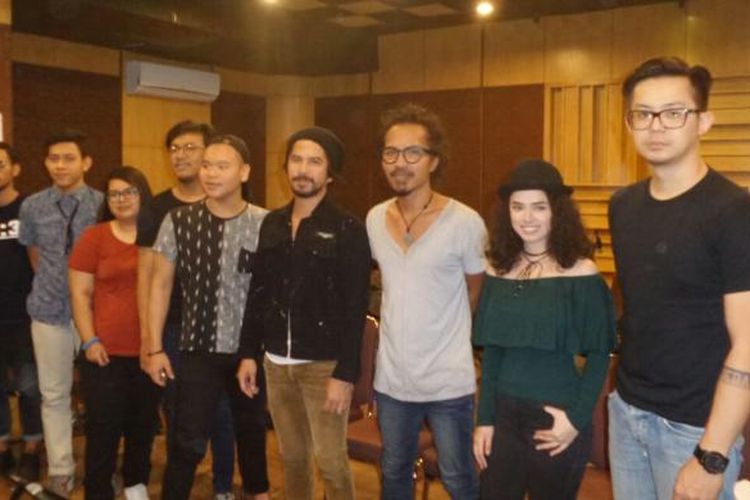 Para musisi yang tergabung dalam proyek LD Jazz Porject season 2 diabadikan di Practice Studio Room, Kuningan, Jakarta Selatan, Selasa (28/2/2017).