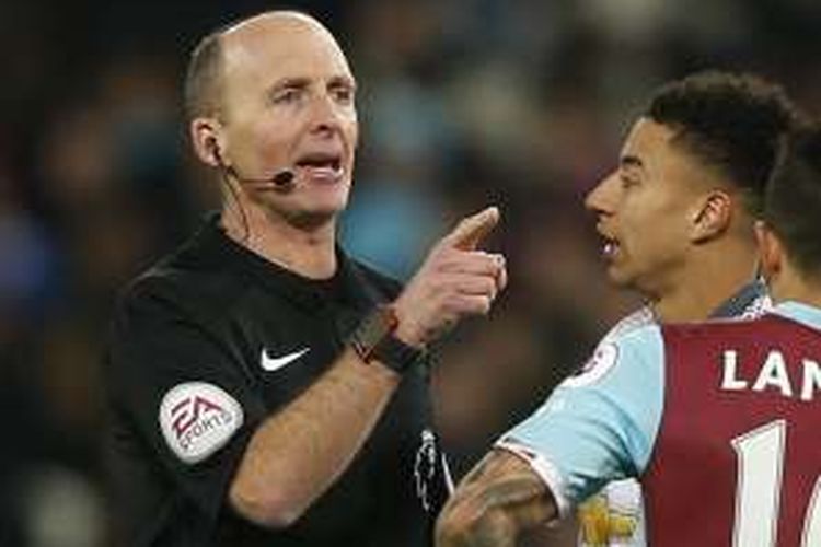 Wasit Premier League, Michael Dean, sedang memimpin laga antara West Ham United dan Manchester United di Stadion London, Senin (2/1/2016) waktu setempat.