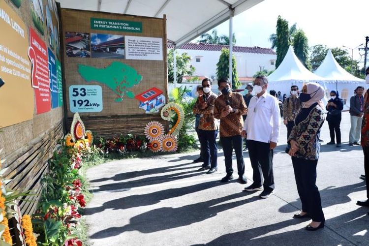 Direktur Utama Pertamina Nicke Widyawati bersama Menteri Energi Sumber Daya Mineral (ESDM) Arifin Tasrif meninjau kesiapan Green Energy Station (GES) milik Pertamina di Stasiun Pengisian Bahan Bakar Umum (SPBU) 5180130, Denpasar, Bali. 

