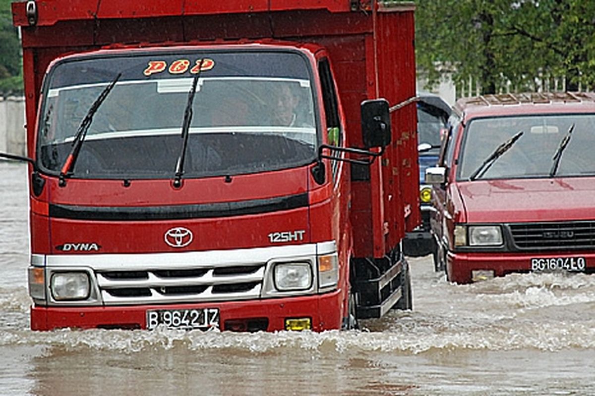 Banjir ringan yang masih bisa dilalui mobil