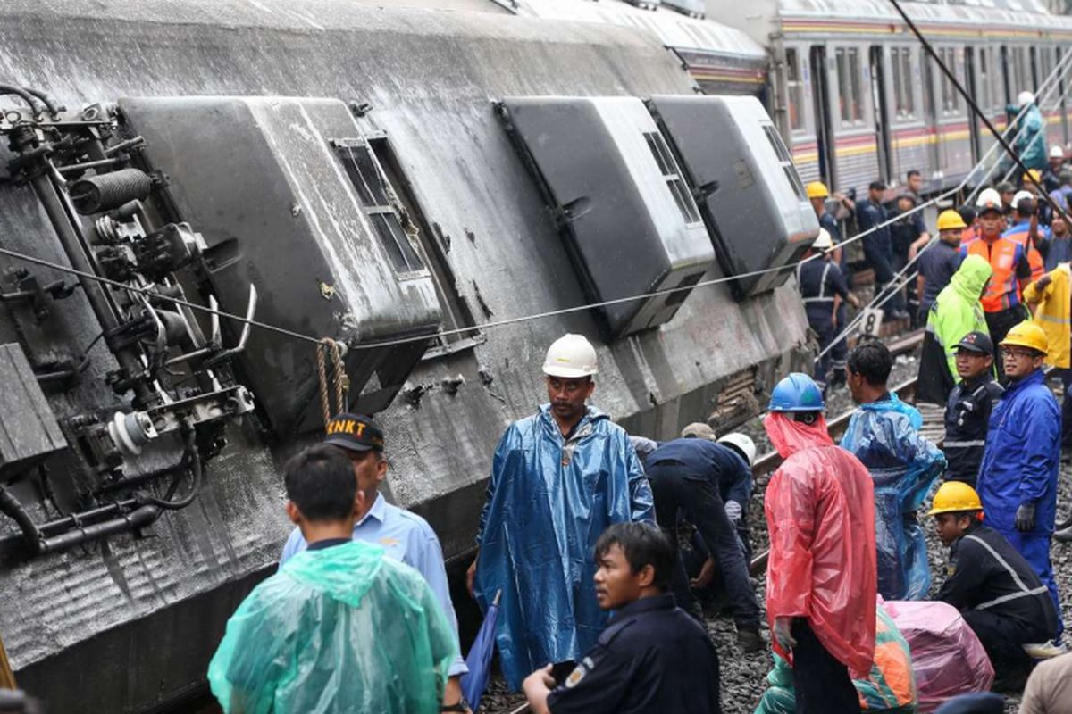 Proses evakuasi Kereta Rel Listrik 1722 jurusan Jatinegara - Bogor yang anjlok saat melintas di antara Stasiun Cilebut dan Bogor, Minggu (10/3/2019). Akibatnya, enam orang mengalami luka-luka dan sejumlah perjalanan KRL lintas Jakarta Kota-Bogor terganggu.