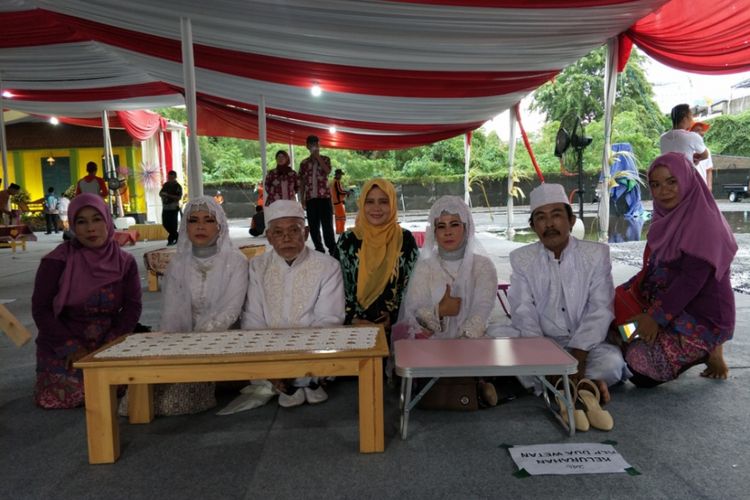 Para peserta nikah massal usia lanjut dari Kelurahan Kelapa Dua Wetan, Ciracas, Jakarta Timur, Minggu (31/12/2017).