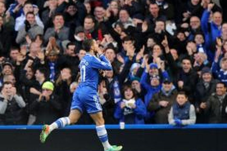 Gelandang Chelsea, Eden Hazard, saat merayakan golnya ke gawang Swansea City pada lanjutan Premier League di Stadion Stamford Bridge, Kamis (26/12/2013). Chelsea menang 1-0 pada laga tersebut. 