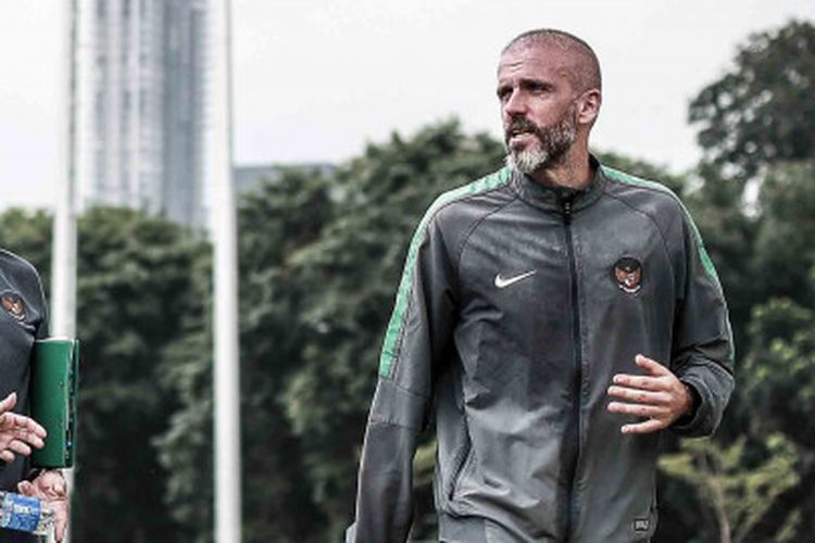 Pelatih Timnas Indonesia, Luis Milla, bersama dua asistennya Miguel Gandia dan Eduardo Perez, saat menjalani pemusatan latihan timnas U-23 Indonesia di lapangan ABC Senayan, Jakarta.