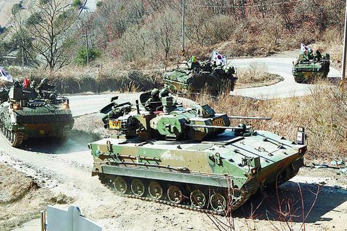 Tank-tank milik Angkatan Darat Korea Selatan melakukan manuver dalam rangka latihan, Selasa (17/2), di Pochun, dekat Seoul, Korea Selatan. Hal ini dilakukan untuk mengantisipasi terjadinya serangan militer dari Korea Utara.  