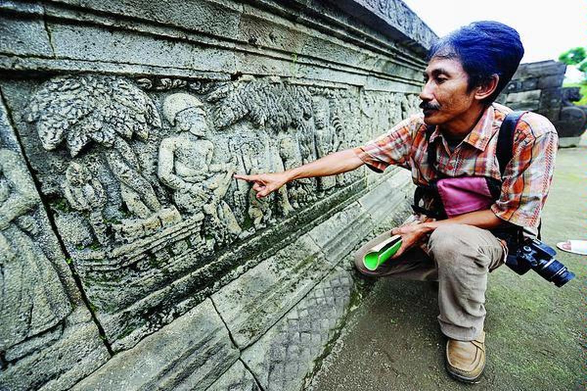 Arkeolog Universitas Negeri Malang, Dwi Cahyono, melakukan penelitian Cerita Panji yang terdapat pada relief Candi Penataran di Kabupaten Blitar, Jawa Timur, Rabu (9/6). Di Candi Penataran banyak ditemukan relief yang menceritakan tentang Panji.