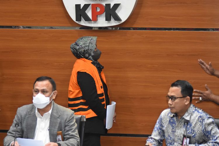 Ketua KPK Firli Bahur (kiri) menghadirkan tersangka Bupati Kabupaten Bogor Ade Yasin (tengah) saat konferensi pers penetapan dan penahanan tersangka di Gedung Merah Putih KPK, Jakarta, Kamis (28/4/2022) dinihari. KPK menahan delapan tersangka yakni Bupati Bogor Ade Yasin bersama pejabat dan ASN Pemkab Bogor serta pegawai BPK Jawa Barat pasca tertangkap tangan pada Rabu (27/4/2022) malam atas kasus dugaan suap kepada anggota tim audit BPK Perwakilan Jawa Barat dengan nilai total suap Rp1,024 Miliar untuk pengurusan laporan keuangan Pemkab Bogor Tahun Anggaran 2021 agar mendapatkan predikat Wajar Tanpa Pengecualian (WTP).