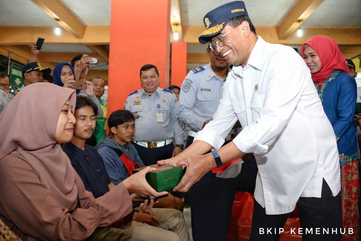Menhub saat meninjau Terminal Kampung Rambutan, Jakarta Timur, Minggu (22/12) dalam rangka mengecek kesiapan penyelenggaraan Angkutan Natal 2019 dan Tahun Baru 2020 (Nataru).