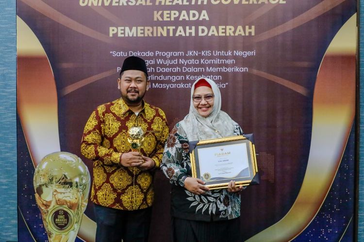 Bupati Gresik Fandi Akhmad Yani bersama Wakil Bupati (Wabup) Aminatun Habibah menerima penghargaan Universal Health Coverage (UHC) Awards 2024 untuk kategori utama dari Wakil Presiden (Wapres) Republik Indonesia (RI) Ma?ruf Amin.