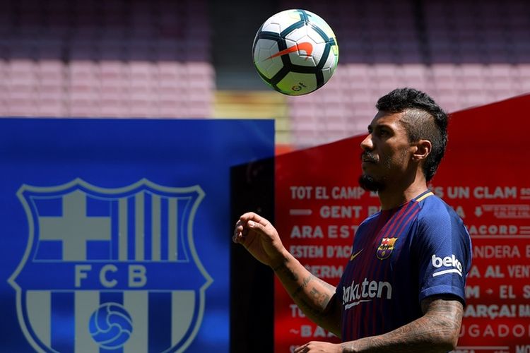 Pemain baru Barcelona asal Brasil, Paulinho Bezerra, beraksi dalam perkenalannya secara resmi sebagai pemain Barca setelah menandatangani kontrak di Camp Nou pada 17 Agustus 2017.
