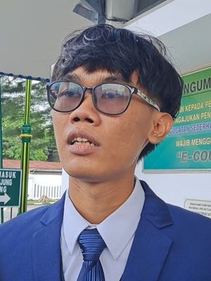 Pengugat batas usia capres-cawapres, Almas Tsaqibbirru, saat di Pengadilan Negeri (PN) Kota Solo, Jawa Tengah (Jateng).