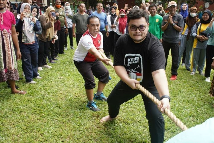 Bupati Kediri Hanindhito Himawan Pramana mengikuti perlombaan tarik tambang bersama dalam rangka memperingati Hari Olahraga Nasional (Haornas) ke-39 di lapangan Pemerintah Kabupaten (Pemkab) Kediri, Jumat (9/9/2022)