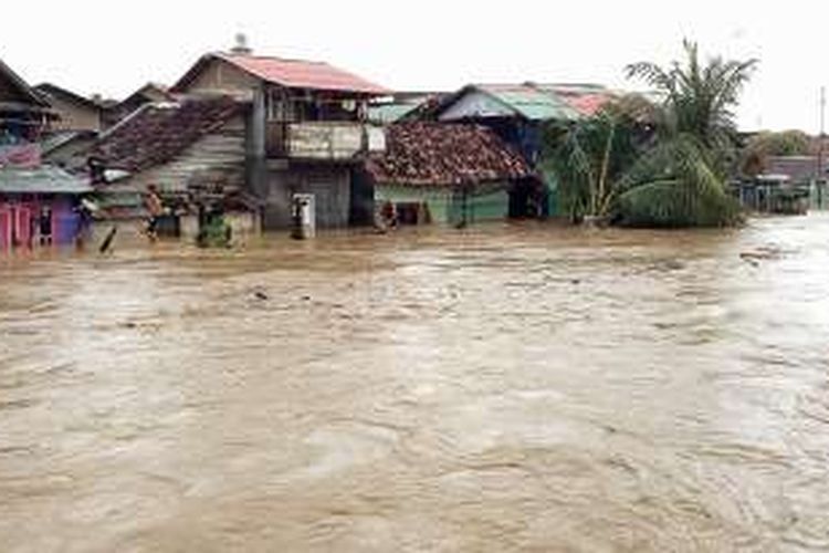 Sejumlah rumah tergenang saat banjir bandang melanda ratusan rumah di bantaran Sungai Belau, Kecamatan Teluk Betung Selatan, Bandar Lampung, Selasa (15/3/2016). Sungai Balau meluap karena tanggul di tepian sungai tak mampu menahan debit air yang mengalir menuju muara.