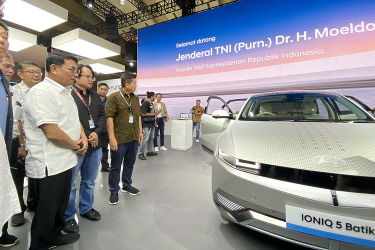 Berkunjung ke IIMS 2024, Moeldoko Terpukau Hyundai Ioniq 5 Batik dan Hyundai Kona Electric