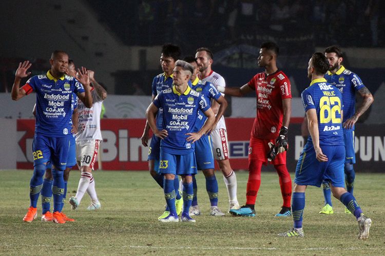 Para pemain Persib Bandung berkumpul di tengah lapangan Stadion Si Jalak Harupat, Kabupaten Bandung, usai dikalahkan Bali United beberapa waktu lalu.