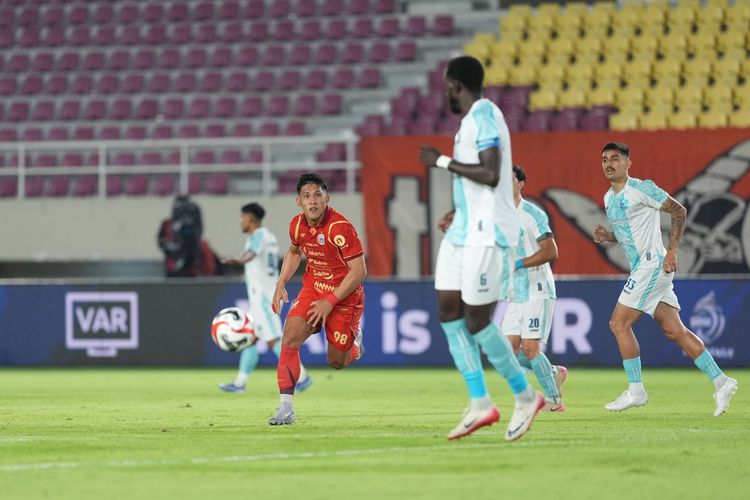 Aksi penyerang Persija, Eksel Runtukahu, pada pertandingan Super League 2025-2026 Persija vs PSBS Biak yang bergulir di Stadion Manahan, Solo, pada Jumat (31/10/2025).