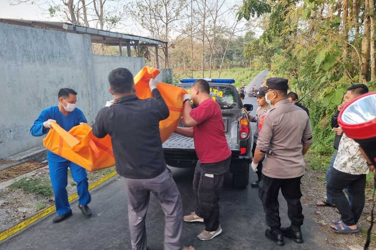 Evakuasi mayat Alto Y Sunbanu Vandi (21) warga Kupang Nusa Tenggara Timur (NTT) yang kesehariannya bekerja sebagai karyawan penyamak kulit ditemukan warga tewas usai muntah darah di depan gudang pengolahan kulit di Magetan. Sebelum ditemukan tewas diduga korban muntah darah akibat sering mengkonsumsi miras.
