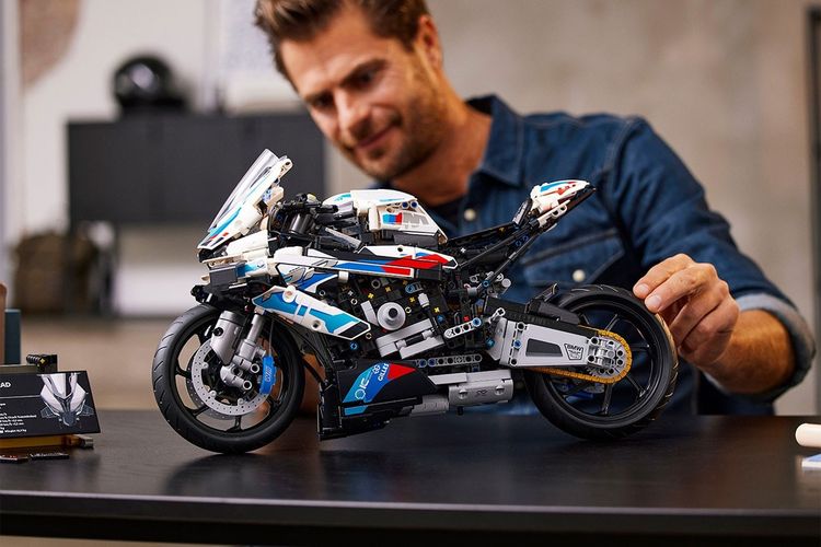 Pabrikan mainan balok asal Denmark Lego melepas kreasi baru dari koleksi Lego Technic, miniatur BMW M 1000 RR dengan skala 1:5.

