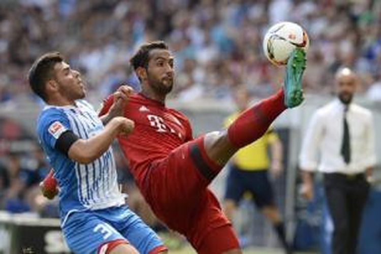 Kevin Volland dan Medhi Benatia berebut bola saat Bayern Muenchen dijamu Hoffenheim, Sabtu (22/8/2015). 