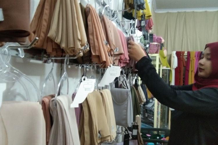 Rima Pratiwi (25) tengah menunjukkan produk hijab Rimaadeeva yang ia bangun bersama suaminya, Gus Muhammad (27) di Hijab Land Rimaadeeva, Ruko Teraz, Galuh Mas, Karawang, Senin (15/3/2021). Bagi keduanya branding dan kualitas produk sangat penting.