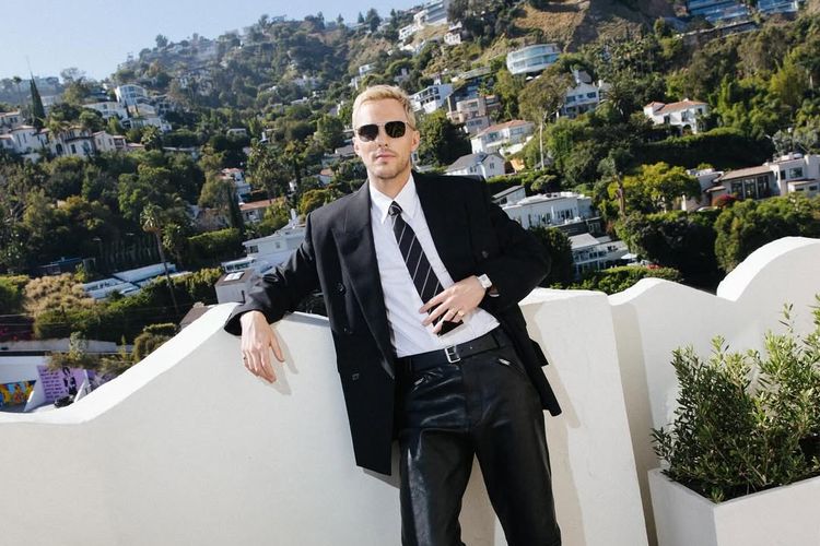 Nicholas Hoult tampil keren di premiere Superman dengan rambut pirang, celana kulit, hingga aksesori mewah. Gaya barunya sukses mencuri perhatian.