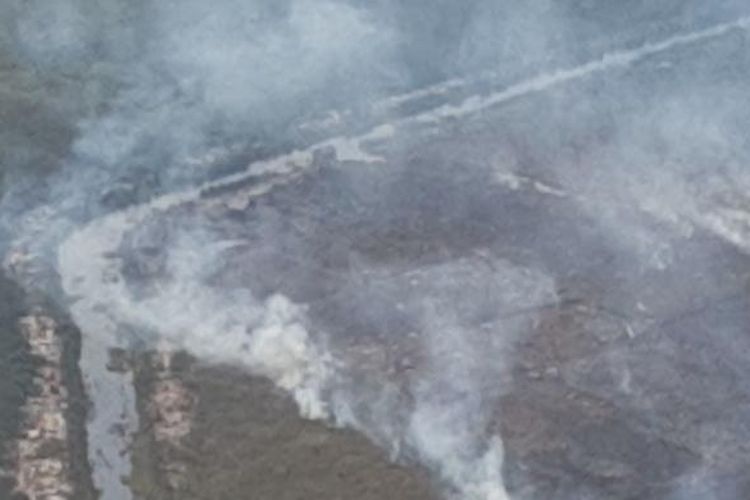 Meski kondisi udara cukup bersih dan kebakaran lahan di wilayah Kabupaten OKI relatif terkendali namun dibeberapa titik masih terlihat asap membumbung tinggi dari kebakaran lahan meksi dengan intensitas kecil