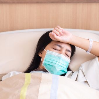 Pusat Pengendalian dan Pencegahan Penyakit China mengatakan, HMPV bisa menyebabkan flu biasa dan masalah pernapasan seperti bronkitis dan pneumonia.