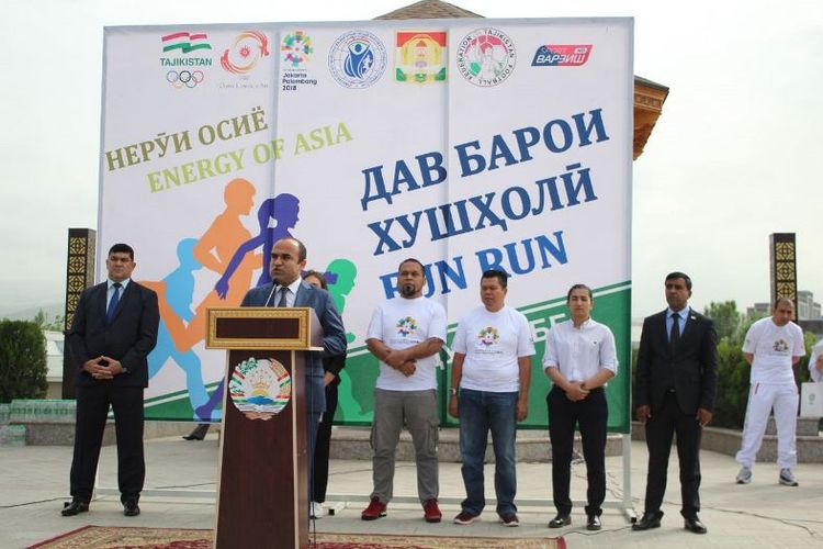 Hadir dalam pengibaran bendera start lomba yang berlangsung sore hari itu, Komite Eksekutif NOC Tajikistan, Muhamadsho Abdulloev, anggota Komite Olimpiade Indonesia, Krisna Bayu, OCA Media Manager, Jeans Zhou Jian, dan OCA International Relations Officer, Elena Chakarova. 
