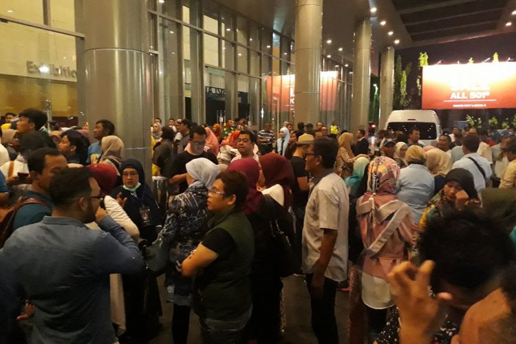 Calon penonton konser Dewa 19 berkerumum di depan gedung Grand City Surabaya, Minggu (10/3/2019) malam