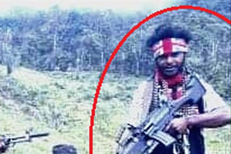Sosok Egianus Kogoya (dilingkari) yang dianggap oleh TNI/Polri sebagai orang yang paling bertanggungjawab terhadap berbagai aksi penembakan di Kabupaten Nduga, Papua
