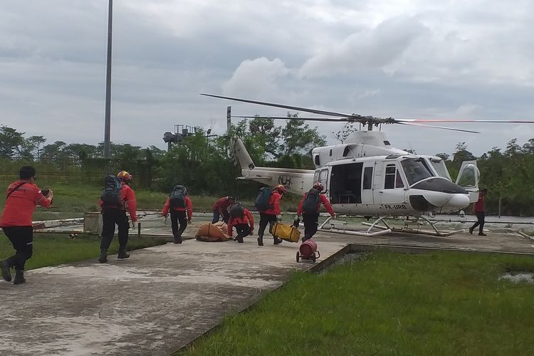 Tim Reaksi Cepat (TRC) PT Arara Abadi menaiki helikopter untuk melakukan simulasi pemadaman karhutla, di Kabupaten Siak, Riau, Rabu (15/2/2023).