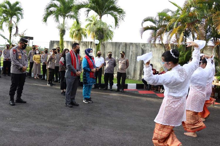 Kapolda Maluku yang baru, Irjen Pol Lotharia Latif bersama istrinya tiba di Kota Ambon, Minggu (2/1/2022). Saat tiba di bandara Pattimira Ambon, Irjen Latif disambut tari lenso dan dikalungkan kain khas Tanimbar