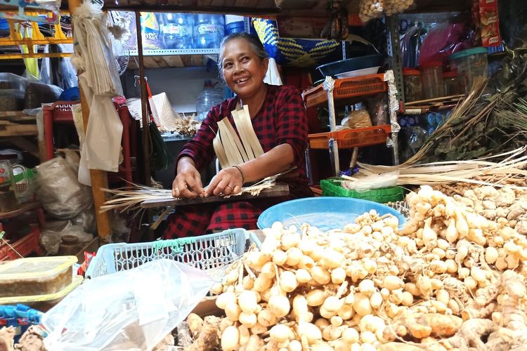 Cerita Siti Penjual Empon-Empon Pasar Sayur Magetan, Tetap Bertahan di Tengah Gempuran Bumbu Instan
